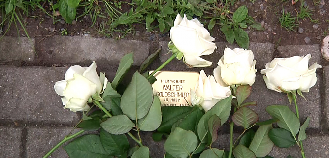 Stolpersteine gesetzt (Foto: Angelo Glashagel) Stolpersteine gesetzt (Foto: Angelo Glashagel)