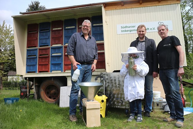v.l.: Hans-J&uuml;rgen Bednarzik, ein Nachwuchsimker, Marc Leineweber und Thomas Soszinsky  (Foto: Angelo Glashagel)