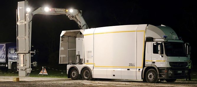 Zoll setzt schweres Ger&auml;t ein (Foto: Zoll)