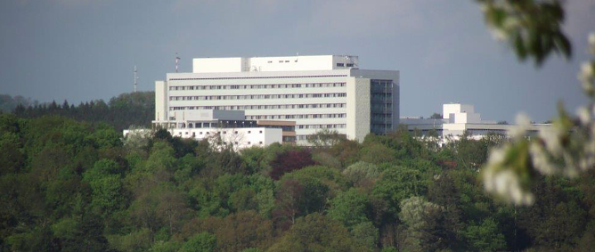  <i><i>Weithin sichtbar - ein Jahrhundert-Bau wurde das Krankenhaus am Pr&auml;sidentenweg in Nordhausen, entstanden zu DDR-Zeiten (Foto: Kurt Frank)