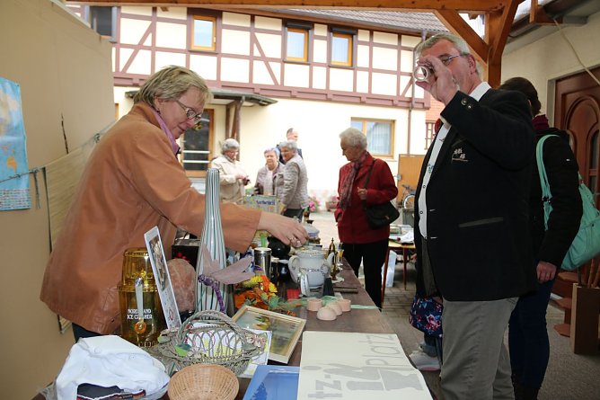 Gabriele Neumeyer (links) organisiert den Garagenflohmarkt in Niedersachswerfen. (Foto: Susanne Schedwill)