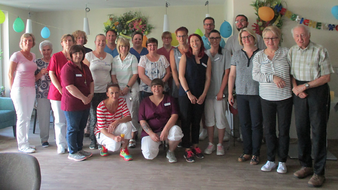 Das Team des Senioren Wohn-und Pflegezentrums Rolandhaus konnten es sich nicht nehmen lassen, ihrer Chefin, Frau Tolle, herzlichst zum runden Geburtstag zu gratulieren (Foto: Christian Jeschke)