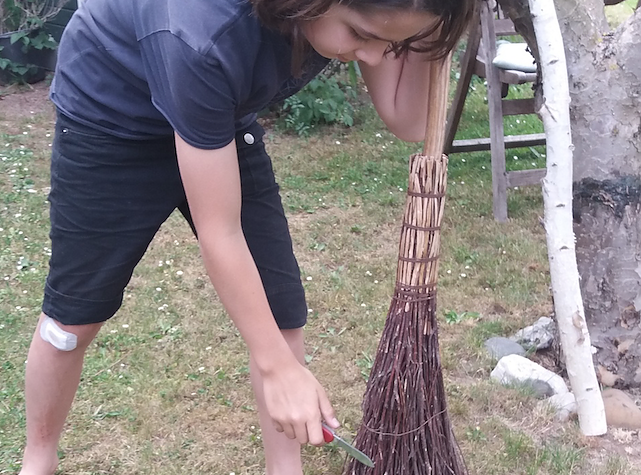 Im Kinderkirchenladen will man am Freitag Reisigbesen binden (Foto: Frank Tuschy) Im Kinderkirchenladen will man am Freitag Reisigbesen binden (Foto: Frank Tuschy)