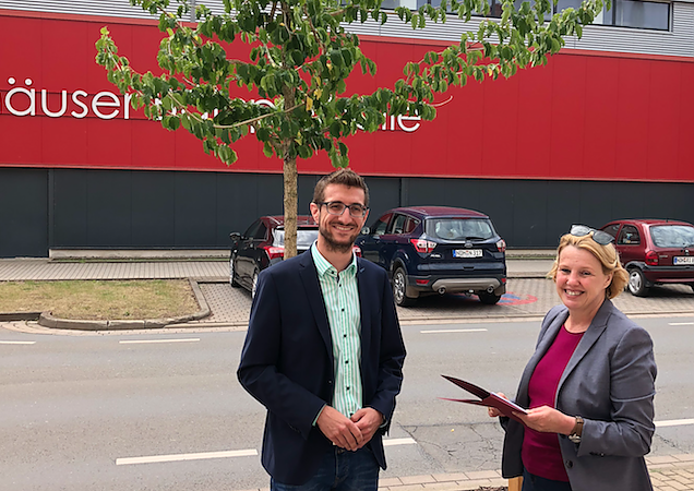Baum &uuml;bergeben (Foto: Steffen Meyer)