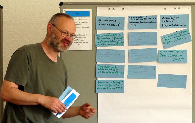 R&uuml;diger Neitzke pr&auml;sentiert das Ergebnis seiner Gruppe (Foto: R. Englert)