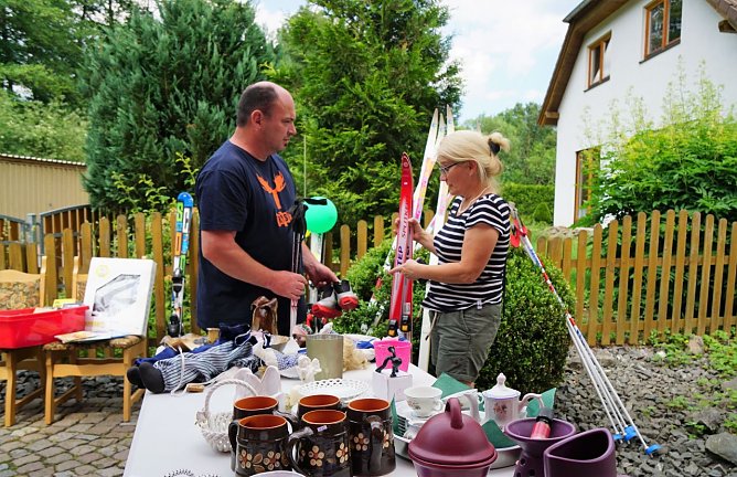 Petra K&uuml;hne (rechts) wollte bei  J&ouml;rg Schmidt Langlaufski f&uuml;r den Enkel kaufen.  (Foto: Susanne Schedwill)