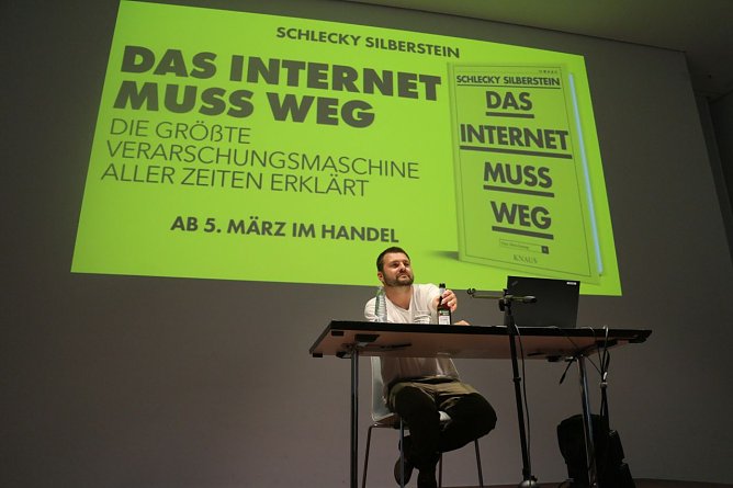 Das Internet muss weg! - Schlecky Silberstein stellte in der Stadtbibliothek sein neues Buch vor (Foto: Angelo Glashagel)