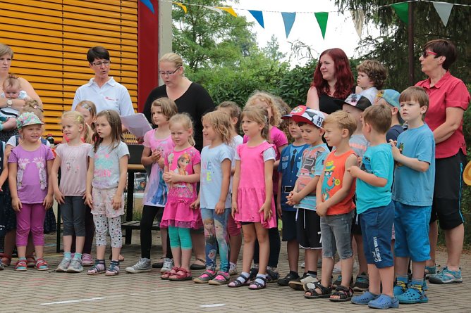 Die Kinder hatten ein kleines Programm einstudiert. (Foto: Susanne Schedwill)