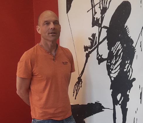 Der K&uuml;nstler Erik Seidel aus Plauen, von dem auch einige der ausgestellten Kunstwerke stammen, schenkte dem Kunsthaus Meyenburg einige Grafiken mit Motiven des Sensenmannes. (Foto: Susanne Hinsching)