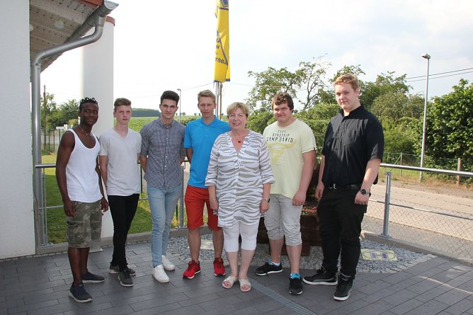 Sechs neue Azubis unterzeichneten jetzt beim Bauunternehmen Henning ihre Vertr&auml;ge (Foto: Bauunternehmen Henning GmbH)