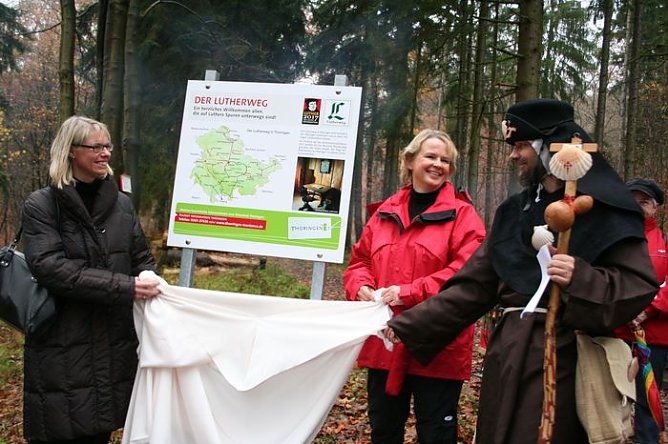 Enth&uuml;llung im Wald (Foto: Piper/pln)