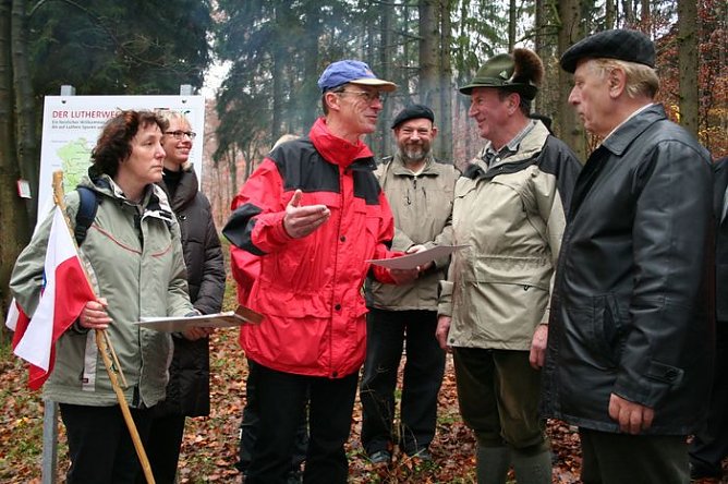 Enth&uuml;llung im Wald (Foto: Piper/pln)
