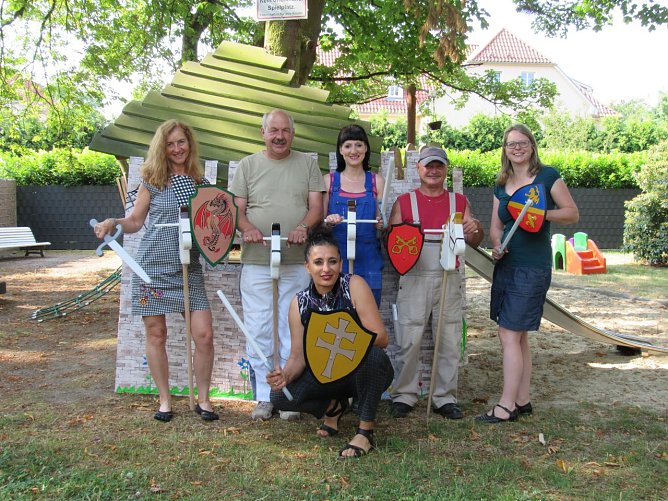 Gerade wurden durch das VHS-Bildungswerk Schwerter, Schilde, Steckenpferde und Wimpelketten f&uuml;r das Kinderfest an das Familienzentrum &uuml;bergeben (Foto: Familienzentrum Nordhausen)