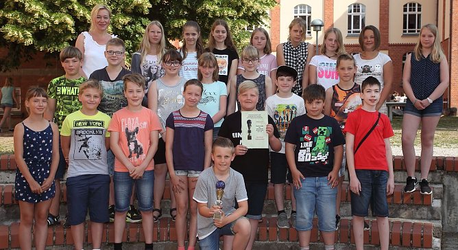 So sehen die Sieger aus - Klasse 5-1 mit ihrer Klassenlehrerin Anja Mokosch (Foto: H. Roeder)