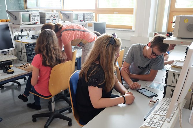 Besuch der Sch&uuml;lergruppe im Labor Schaltungs- und Prozessortechnik (Foto: Jaana Kistner)