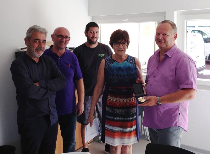 Yves Garcia, Vereinspr&auml;sident von Bala�dos, die Animateure Lucas und Clement, Genevieve Feuillassier von der Stadt Balaruc les Bains und Mario Herz, Leiter des AWO Jugendhilfeverbundes S&uuml;dharz (Foto: AWO Th&uuml;ringen)