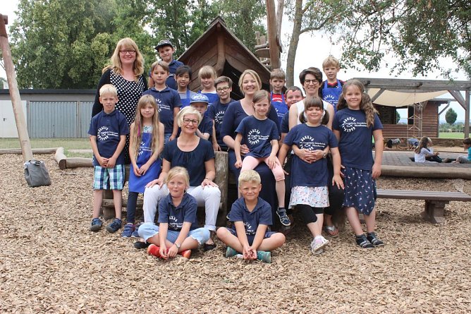 Kinder der evangelischen Grundschule halfen beim Jubil&auml;um (Foto: Kathrin Materlik)