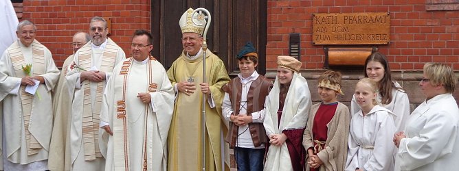Pfarrer Hentrich und Bischof Neymeyr (Bildmitte) (Foto: Hans-Georg Backhaus)
