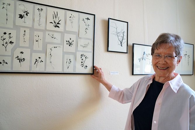 Elisabeth Szesny zeigt im Nordhaus Scherenschnitte ihrer Familie (Foto: Susanne Schedwill) Elisabeth Szesny zeigt im Nordhaus Scherenschnitte ihrer Familie (Foto: Susanne Schedwill)