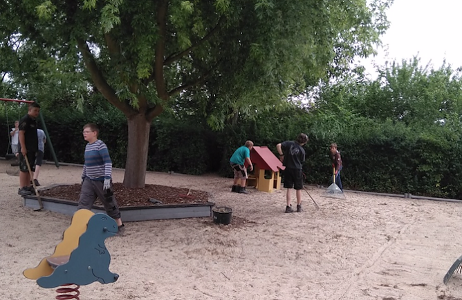 Arbeitseinsatz der Albert-Schweitzer-Schule Bleicherode (Foto: Pressestelle Landratsamt Nordhausen)