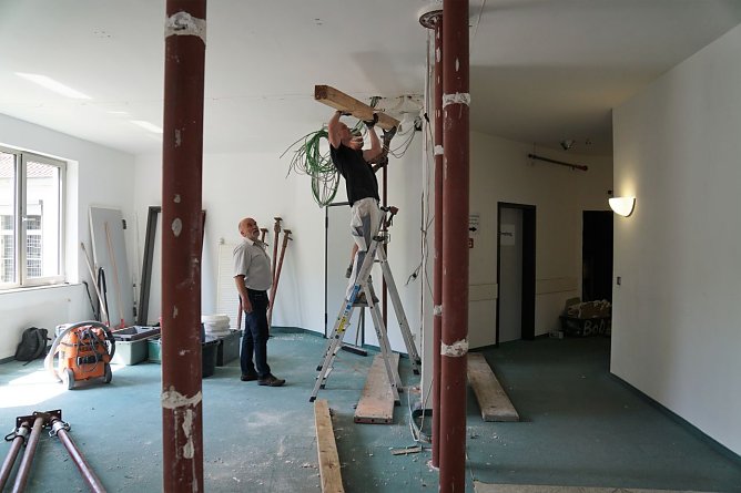 Matthias Ehrhold und Andreas Lange von der Nordh&auml;user Firma Trockenbau Wajo bauen eine St&uuml;tze ein, ehe ein Teil der Wand f&uuml;r die gr&ouml;&szlig;ere Lobby herausgerissen wird (Foto: SWG Nordhausen)