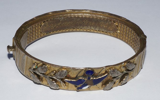 Ein Objekt der Ausstellung: Ein Armreif mit der Innschrift Kriegserinnerungen 1914/18 (Foto: Dr. Marie-Luis Zahradnik )