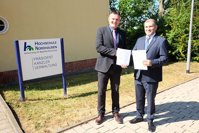 HSN-Pr&auml;sident Prof. Dr. J&ouml;rg Wagner mit IBEH-Direktor Azad Ahmadov (Foto: Jaana Kistner)