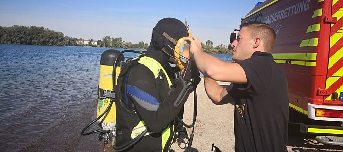 Ausr&uuml;stung wird &uuml;berpr&uuml;ft (Foto: nnz)
