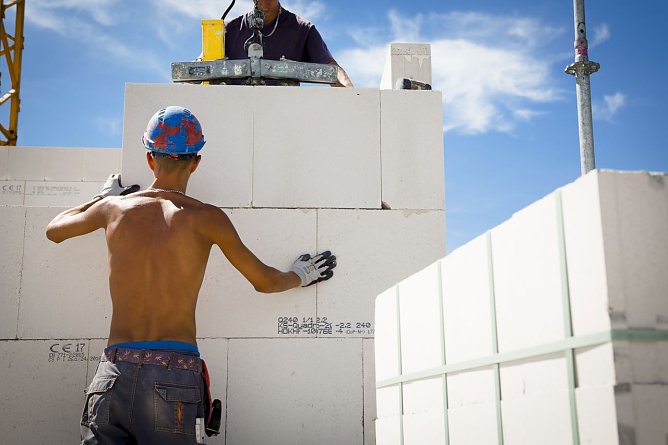 Besondere Vorsicht sei zur Mittagszeit geboten: Zwischen 12 und 14 Uhr sollte der Gro&szlig;teil der Arbeiten in den Schatten verlegt werden.  (Foto: IG Bauen-Agrar-Umwelt, Bezirksverband Nordth&uuml;ringen)