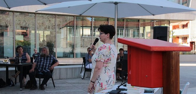 Kathrin Hotowetz an der Stempelstelle (Foto: Stadtverwaltung Nordhausen)