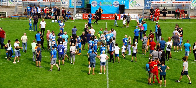 Fans und Mannschaft am Sonntag auf dem Rasen des AKS (Foto: Bernd Peter)