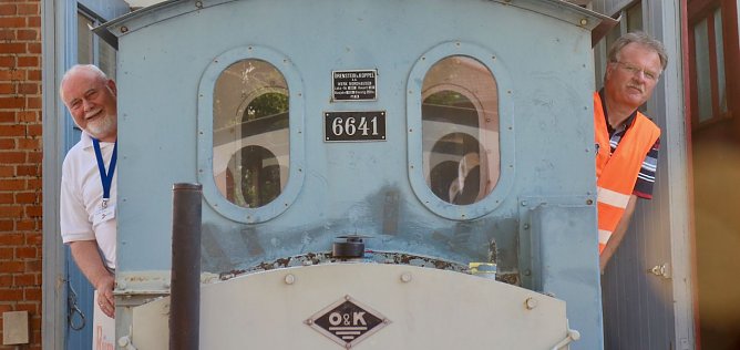 Zwei gl&uuml;ckliche Technikfreunde - Volker Lange (rechts) &uuml;bergibt Wilfried Geiger vom IFA Museum seine "kleine R&uuml;ma" (Foto: Angelo Glashagel)