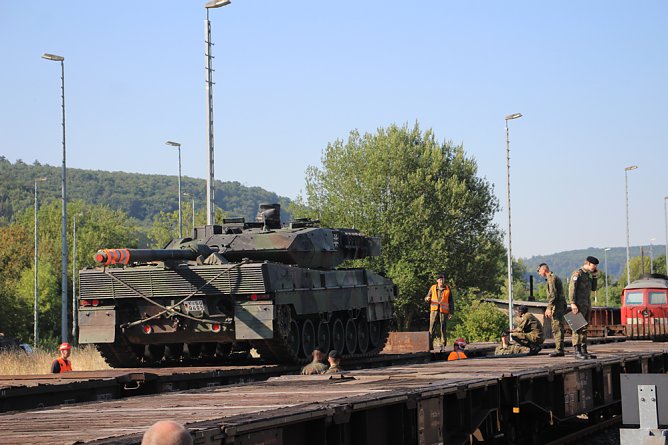 Panzer in Richtung Litauen verladen (Foto: Karl-Heinz Herrmann) Panzer in Richtung Litauen verladen (Foto: Karl-Heinz Herrmann)