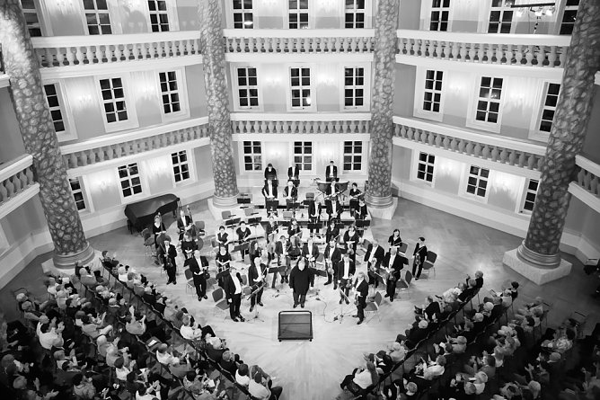 Zinzi Frohwein und junge Preistr&auml;ger im 1. Loh-Konzert (Foto: Andr&aacute;s Dobi)