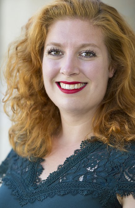 Zinzi Frohwein und junge Preistr&auml;ger im 1. Loh-Konzert (Foto: Andr&aacute;s Dobi)