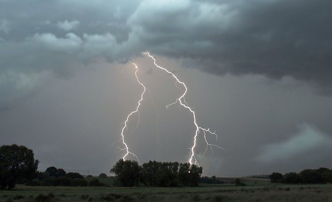 Wetterbild mit Gewitter und Wolken (Foto: Gernot Thelemann)