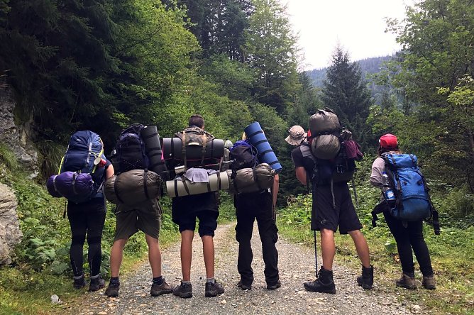 F&uuml;r die Jugendlichen der Therapeutischen Wohngruppe aus Osterode, einer station&auml;ren Jugendhilfeeinrichtung des JugendSozialwerk Nordhausen ging es am vergangenen Sonntag f&uuml;r vier Wochen nach Rum&auml;nien.  Dabei bekommen die 14- bis 17-j&auml;hrigen Jugendlichen die Chance ihren Horizont zu erweitern, um das eigene Leben mal aus einer anderen Perspektive zu betrachten...  (Foto: JUSOWE)
