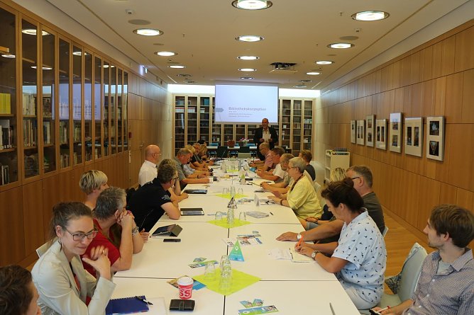 Ausschussitzung im Lesesaal der Bibliothek (Foto: Angelo Glashagel) Ausschussitzung im Lesesaal der Bibliothek (Foto: Angelo Glashagel)