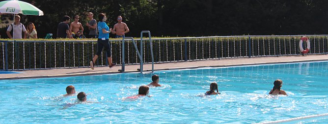 Schwimmen (Foto: Karl-Heinz Herrmann) Schwimmen (Foto: Karl-Heinz Herrmann)