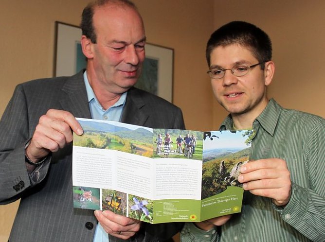 Faltblatt &uuml;bergeben (Foto: nnz)