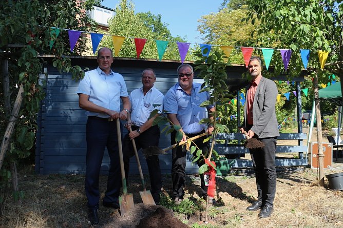 v.l.: Landrat Matthias Jendricke, Hausleiter Mario Herz, AWO Gesch&auml;ftsf&uuml;hrer Michael Hack und Oberb&uuml;rgermeister Kai Buchmann (Foto: Angelo Glashagel)