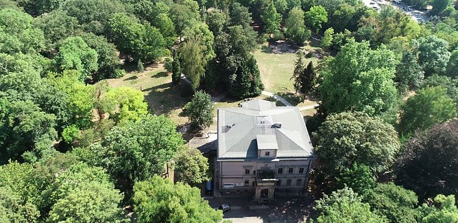 Park und Villa von oben (Foto: privat)