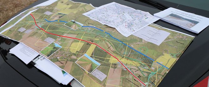 Aktueller Stra&szlig;enverlauf B243: blau. Neue Trasse: Rot (Foto: Angelo Glashagel)