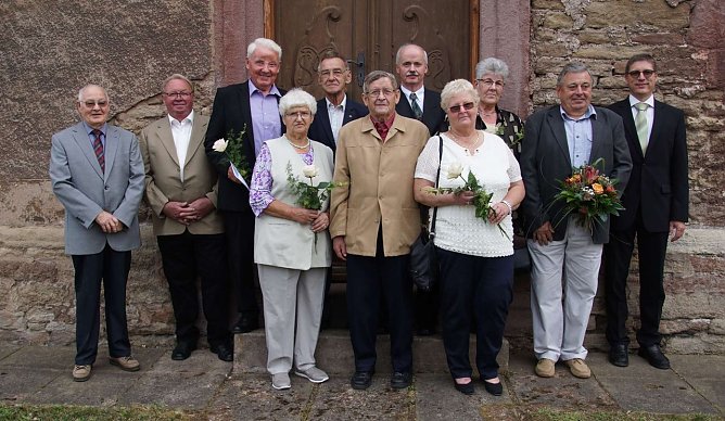 Jubelkonfirmanden in Hamma mit Pfarrer Hauke Meinhold  (Foto: R. Englert)
