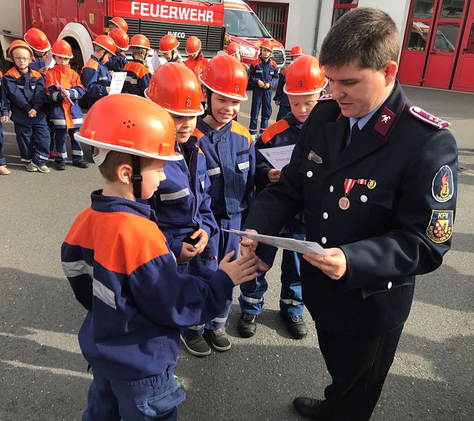 Dass die Jugendarbeit in den Freiwilligen Feuerwehren mehr als nur das Ausrollen von Schl&auml;uchen ist, haben am vergangenem Wochenende 26 Nachwuchsbrandsch&uuml;tzer aus den Jugendfeuerwehren Bleicherode, G&ouml;rsbach, Heringen, Nordhausen-Mitte, R&uuml;xleben sowie Klein- und Gro&szlig;werther erfolgreich bewiesen (Foto: Manja Bernsdorf)