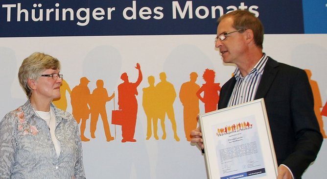 Christel Laude erh&auml;lt die Ehrung (Foto: Stadtverwaltung Nordhausen)