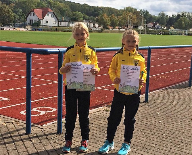 Letzten Samstag machten sich Adele Szumodalsky und Maike Rotter gemeinsam mit ihrer Trainerin Ute Hennig auf den Weg nach Ohrdruf zum Herbstsportfest (Foto: LV Altstadt98 e.V. Nordhausen)