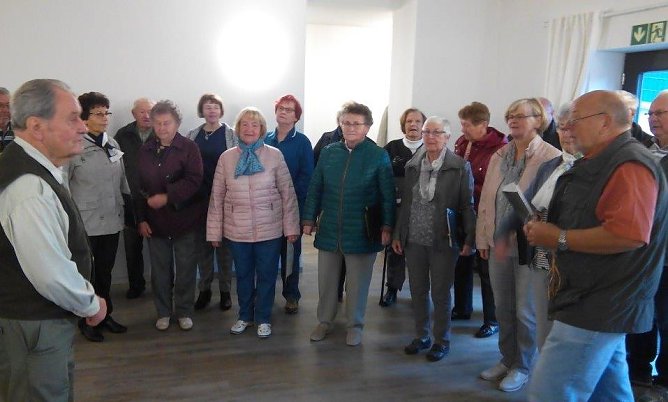  Auch sangesfreudige Frauen und M&auml;nner aus Kraja und Kleinbodungen, wo Stolz auch als Chorleiter wirkte, fanden sich musikalisch zu einem Geburtstagsst&auml;ndchen ein. (Foto: Kurt Frank)