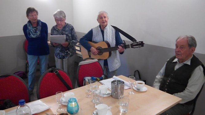 Vor 68 Jahren hatten die Kaempffe-M&auml;dchen Hanne und Ingrid den Lehrer Gerhard Stolz in der Wohnung ihrer Eltern neugierig gemustert. Zu seinem 90. Geburtstag erfreuten sie ihn gemeinsam mit Erika Hoyer musikalisch (Foto: Kurt Frank)
