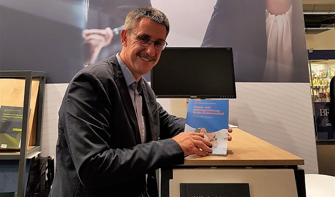 Neues Buch vorgestellt (Foto: HSN)